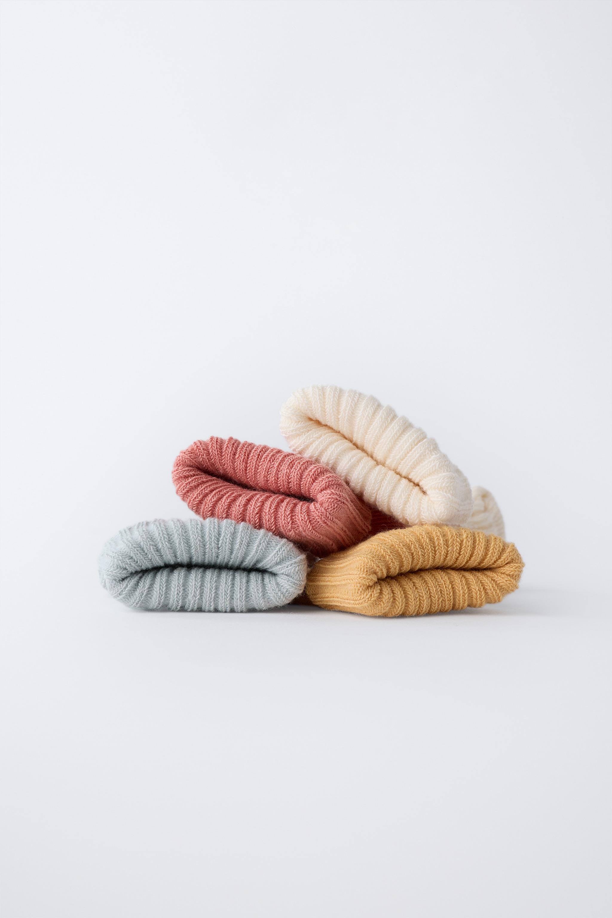 LOT DE QUATRE CHAUSSETTES COULEURS EN BOÎTE